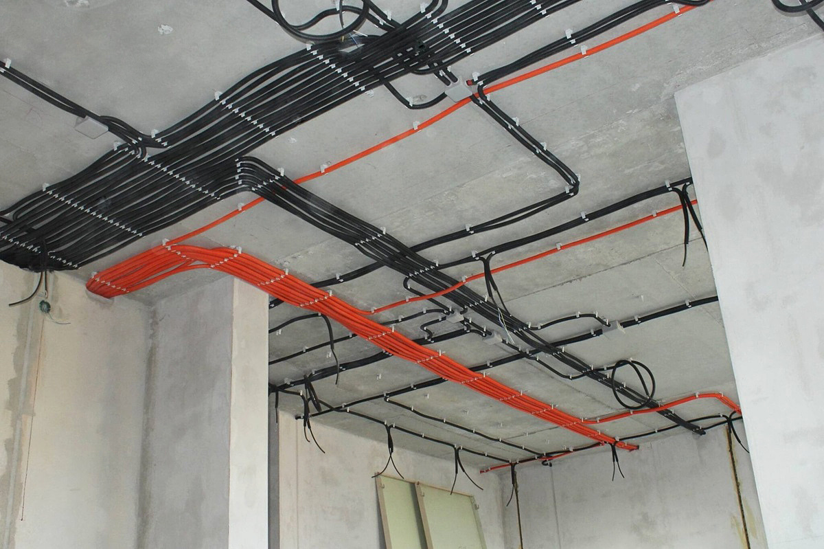 Кабель проложен в черной и оранжевой пнд трубе