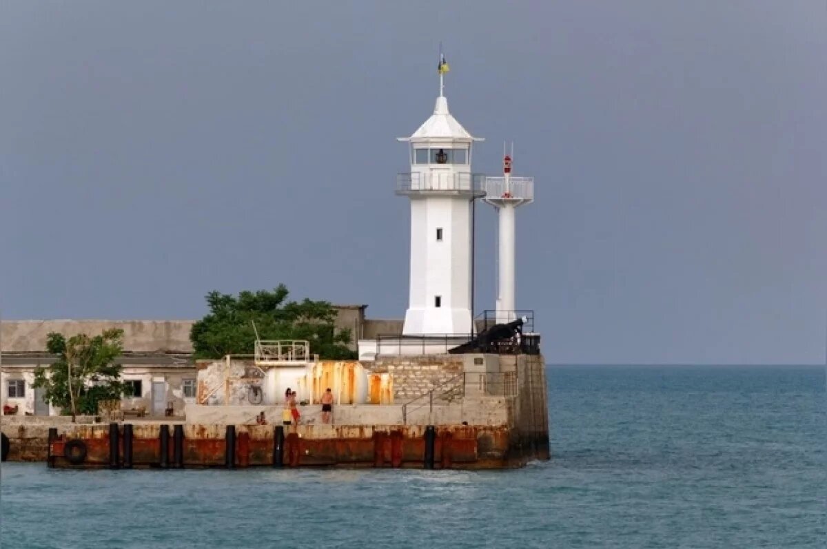    Ялтинский маяк в 2002 году тоже оказался объектом спора.