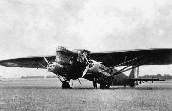 Основным тяжелым бомбардировщиком Франции был Фарман-222. Его тактико-технические данные не оставляли ему никаких шансов перед лицом советских истребителей.