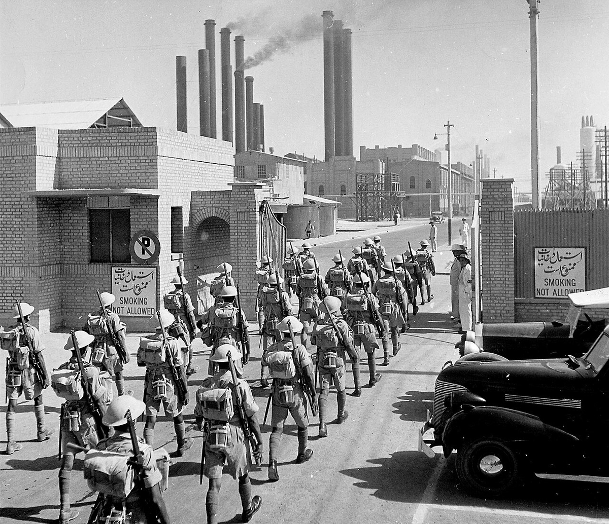 Британские войска вступают на территорию нефтеперерабатывающего завода в Абадане. 1941 год