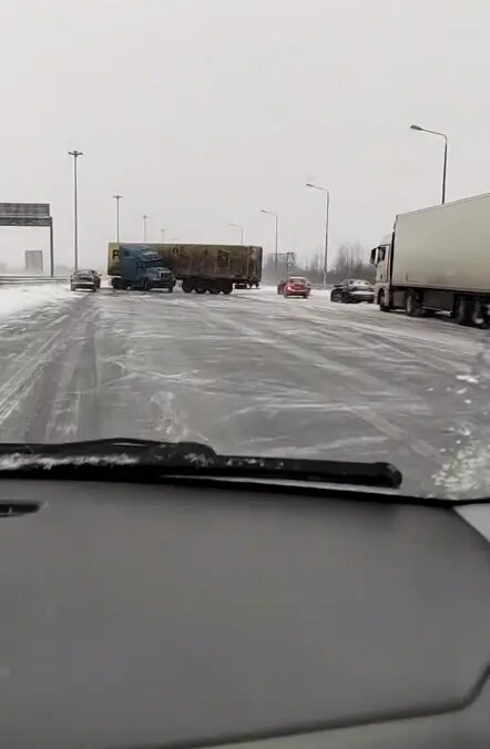    Фото: скриншот из видео в телеграм-канале «Мегаполис | ДТП и ЧП | Санкт-Петербург | Питер»