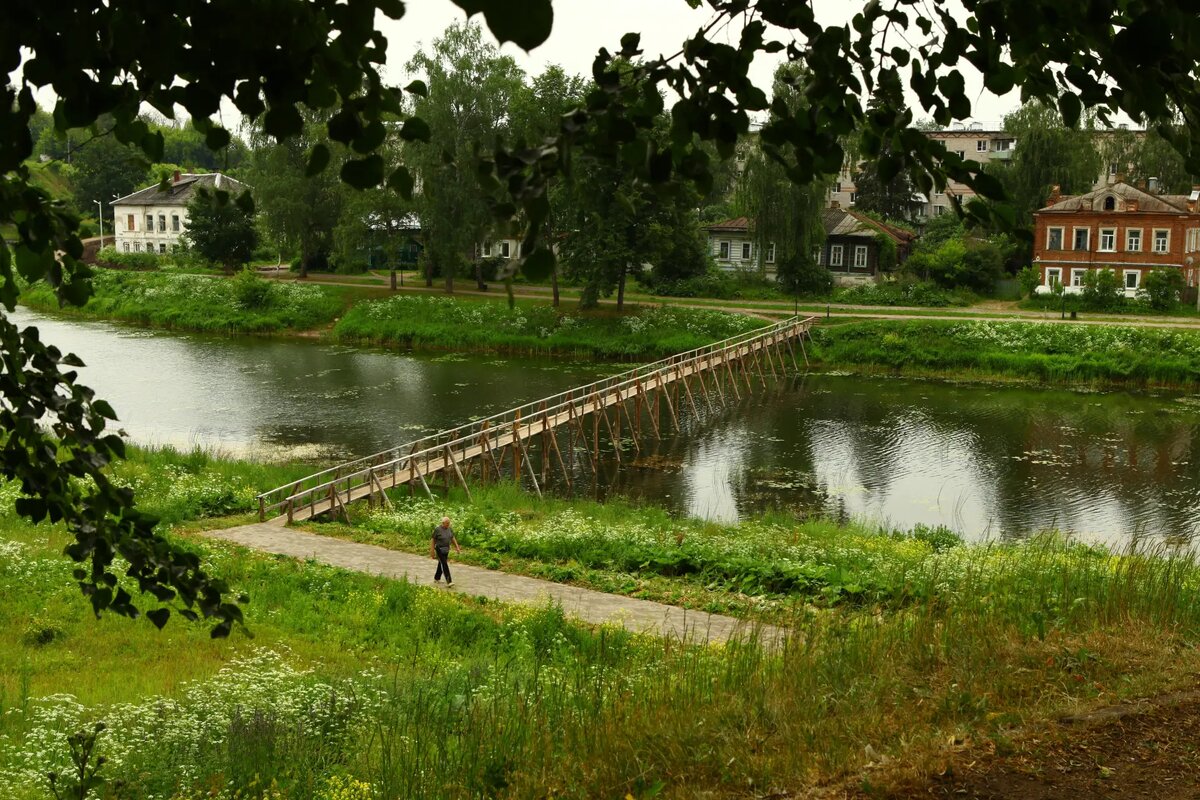     Деревянный мост через реку Кашинка в городе Кашин. Тверская область. © РИА Новости. Юлий Ахромеев