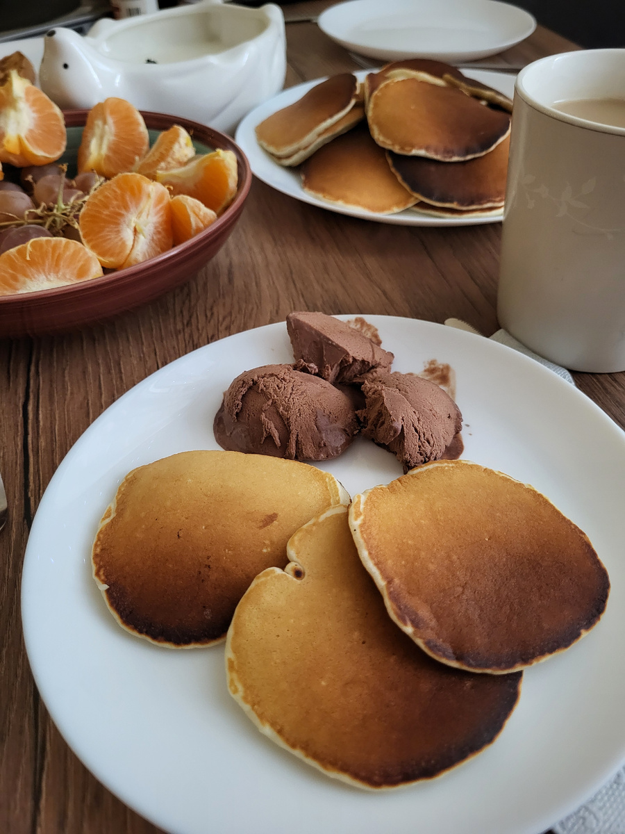 Напекла панкейков с мороженным