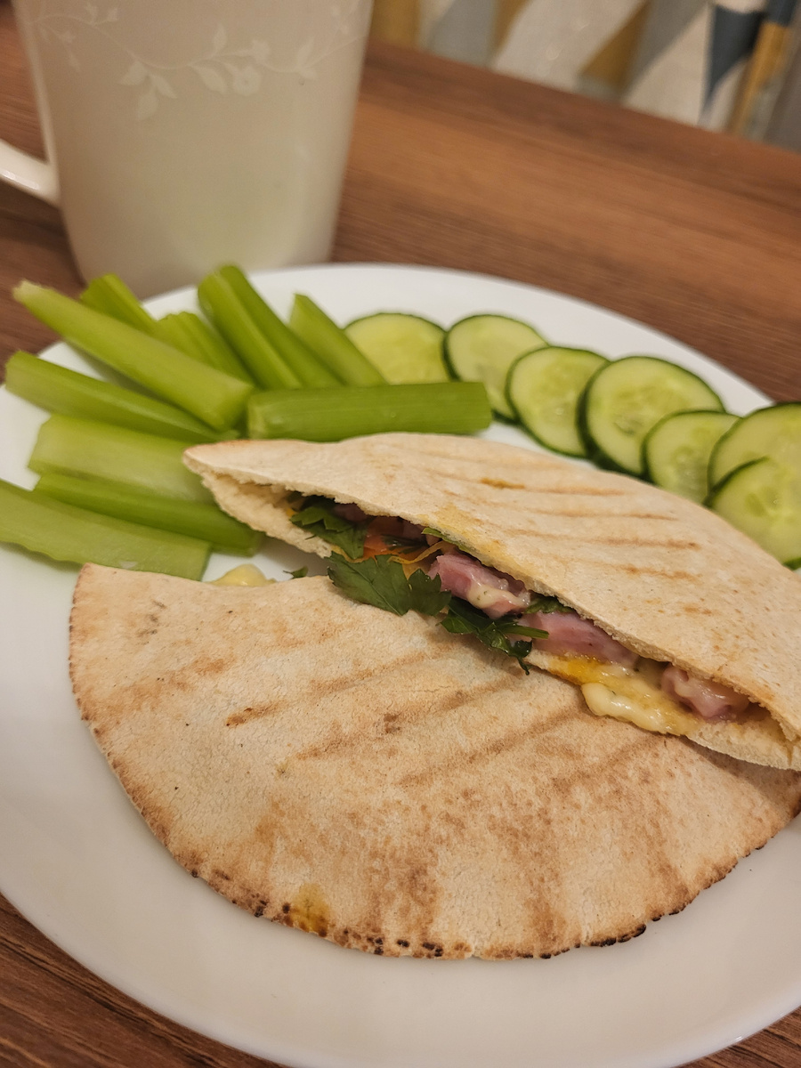 Внутри сыр, грудинка, зелень и корейская морковь