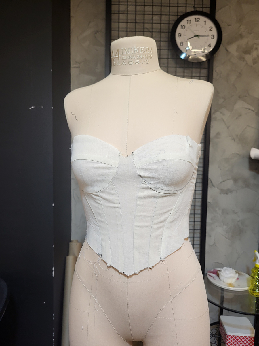 Над корсетным платьем вот работаю