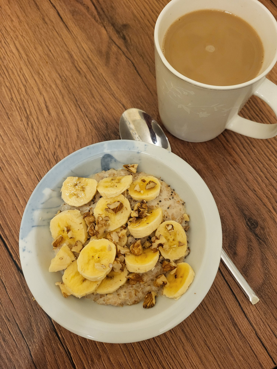 На завтрак сегодня была овсянка с бананом, чиа и грецким орехом