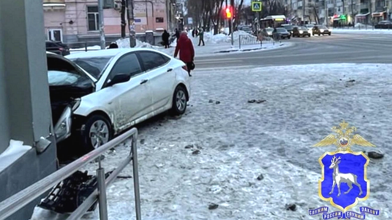 Машина врезалась в жилой дом в Самаре