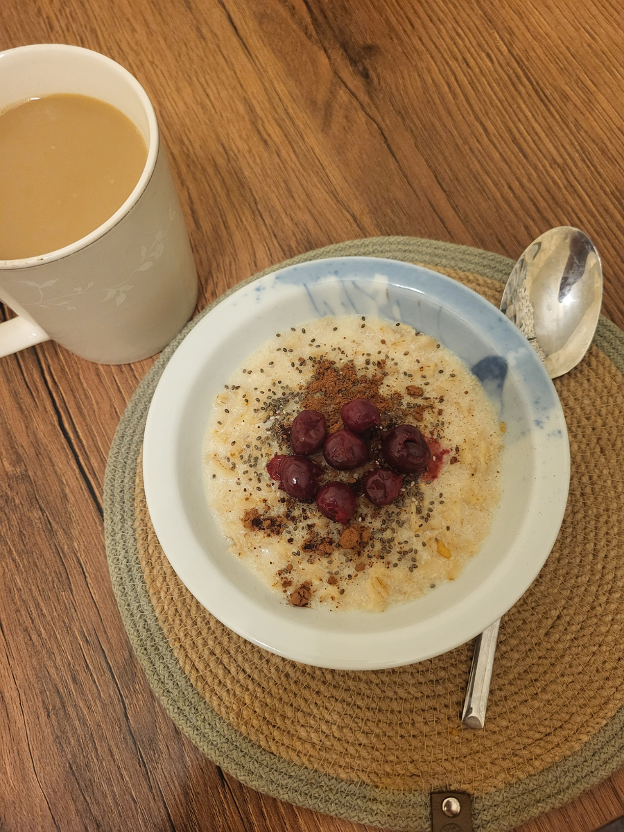 Добавила семена чиа,немного какао и замороженую вишню