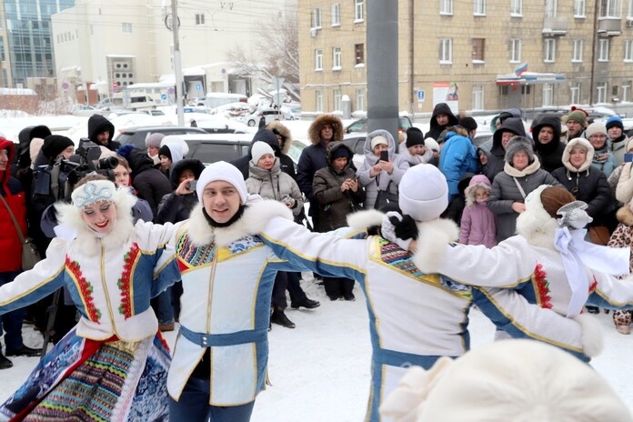   Перед горожанами выступили танцоры. Фото Михаила Перикова