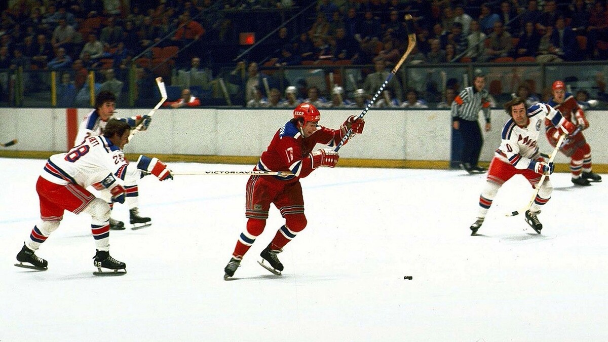    Момент Суперсерии 1976 года, матч между «Нью-Йорк Рейнджерс» и ЦСКА (Москва). В центре под номером 17 — Валерий Харламов   hhof.com