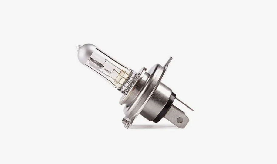 Почему лампочки в фаре автомобиля часто перегорают: причина в установке и это не пальцами за колбу