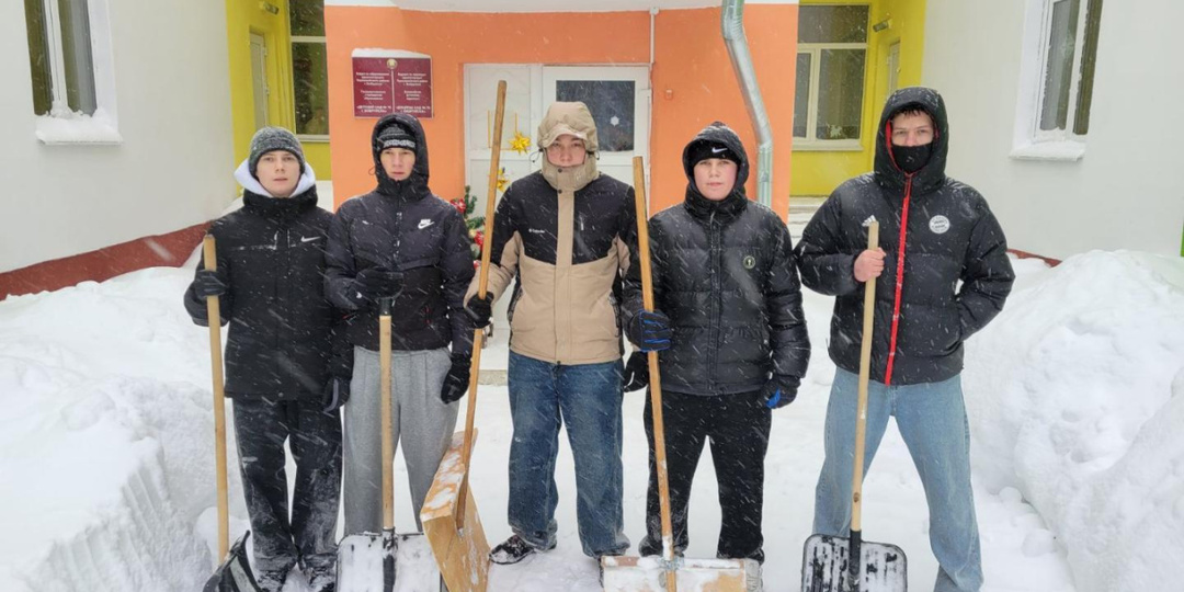 Добро с лопатами: учащиеся Бобруйской СДЮШОР выручили малышей-детсадовцев