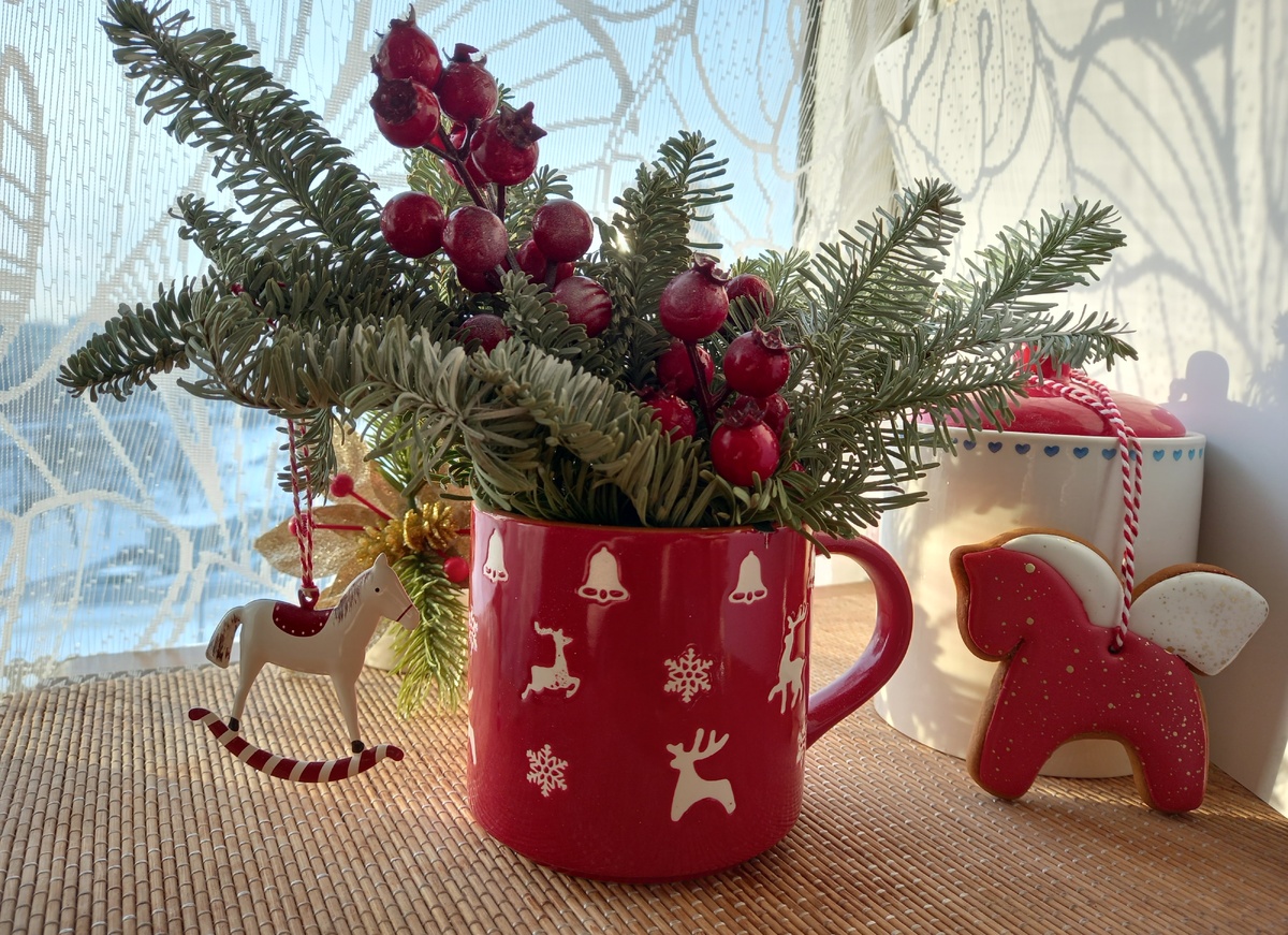 Две лошадки встретились! Беленькая - часть подаренной мне мамой одного ученика композиции (в кружке), а красненькая - пряник, испечённый моей сестрой.