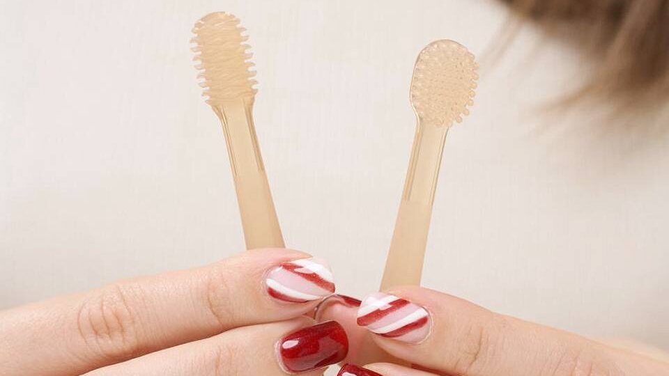 Чистка языка и дёсен новорождённых: первый ритуал здоровья