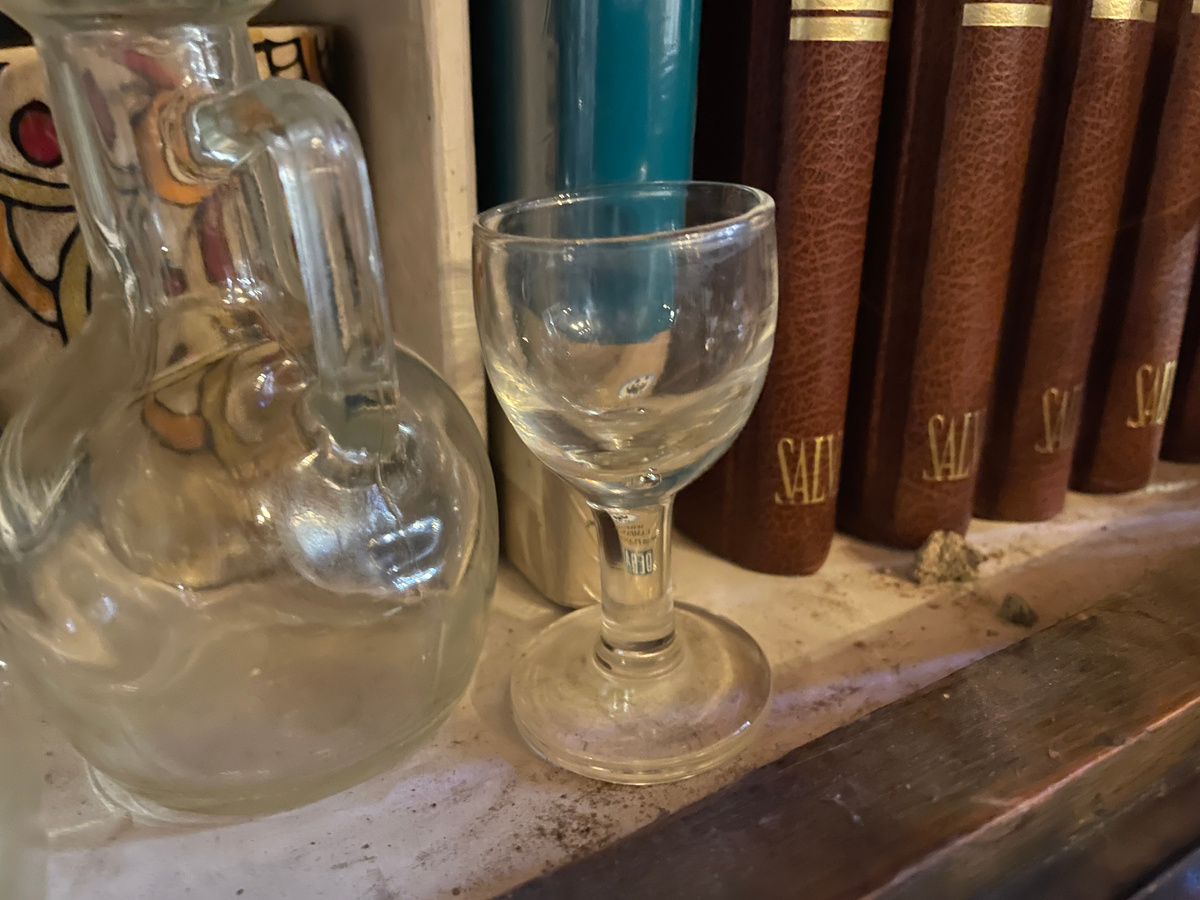 Вот из таких мензурок пьют самогон испанские мужики