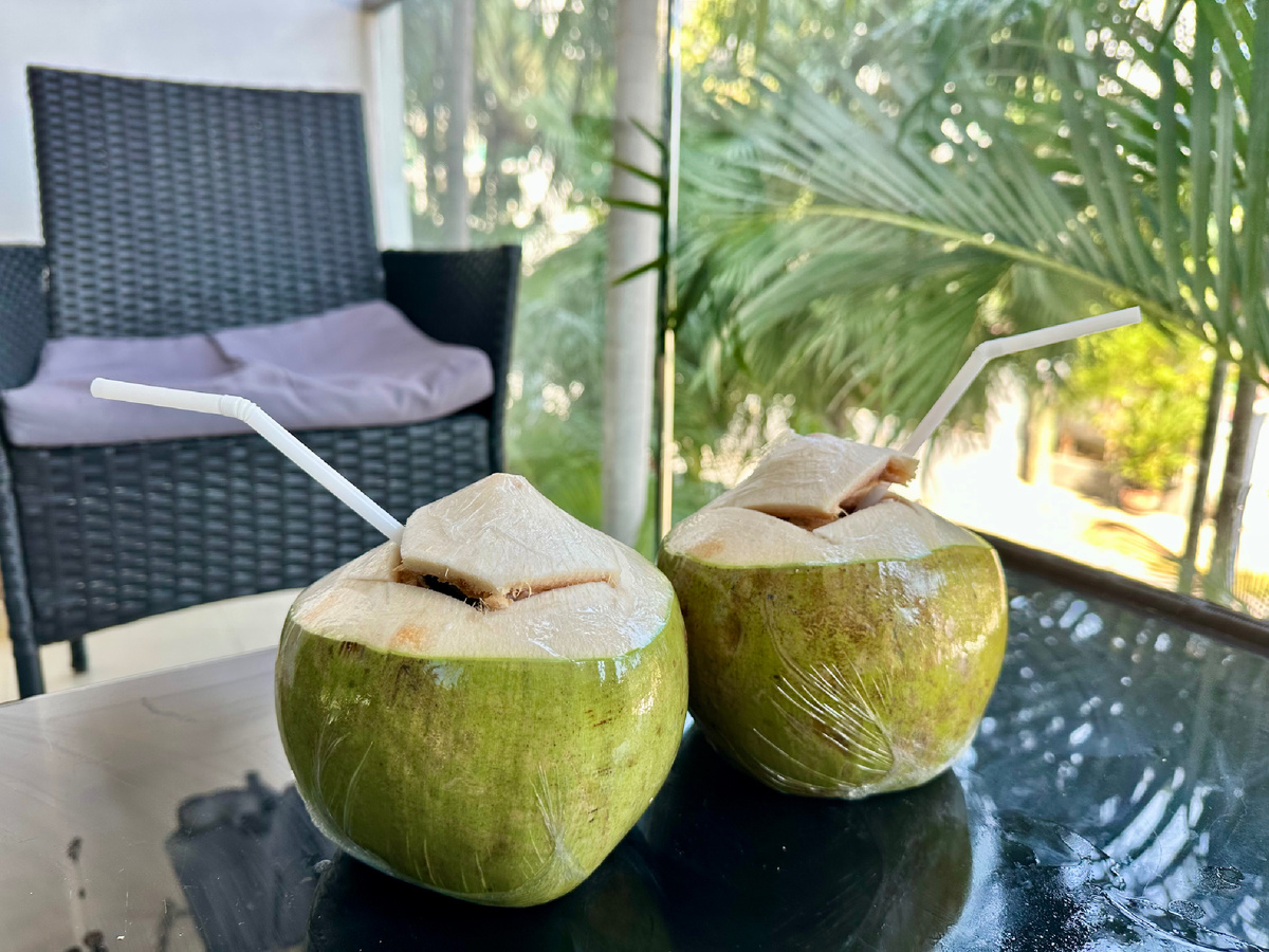 На балконе.