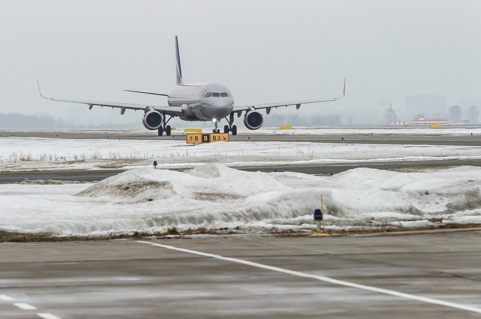    Аэропорт в Петербурге работает с перебоями. Олег ЗОЛОТО