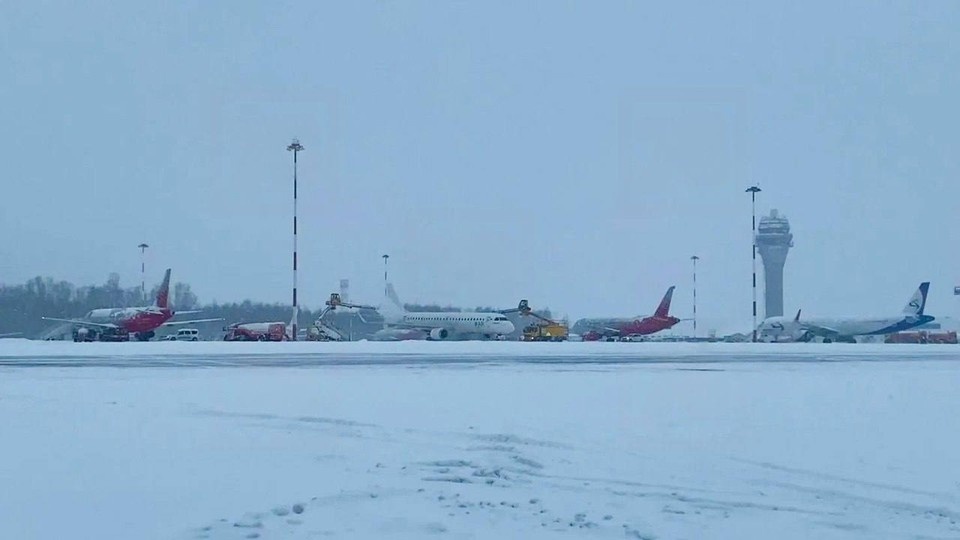    В сети появилась фейковая новость о застрявшем в сугробе самолете. Фото: t.me/dtp_spb78