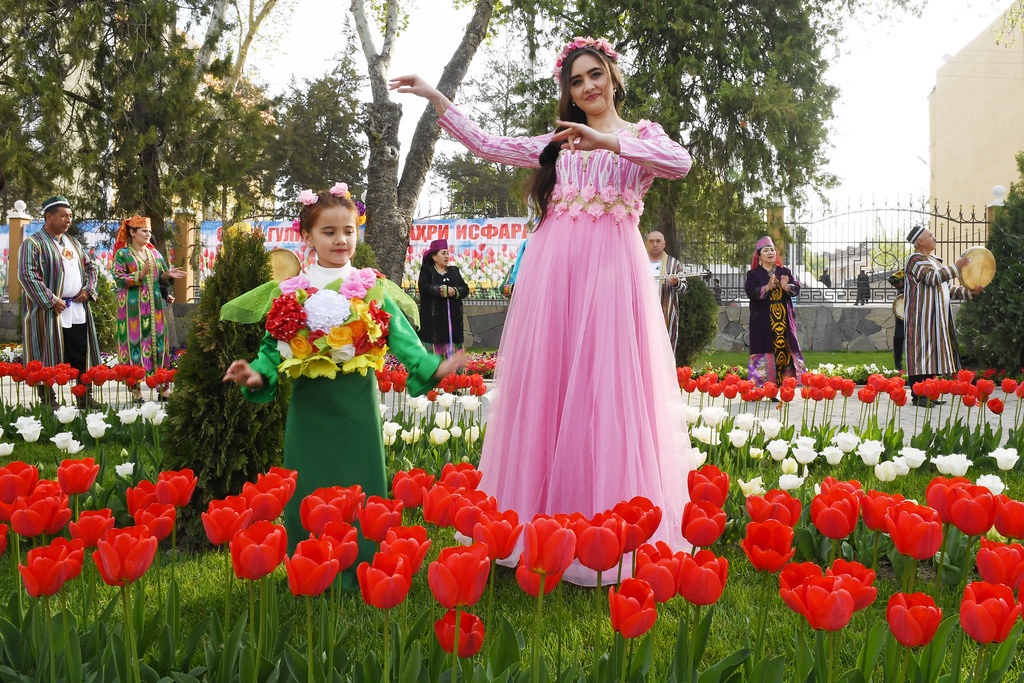 ФОТО: Фестиваль «Праздник цветов» в городе Худжанд