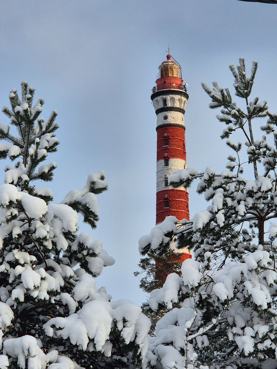 Маяк огорожен, близко к нему не подойти.