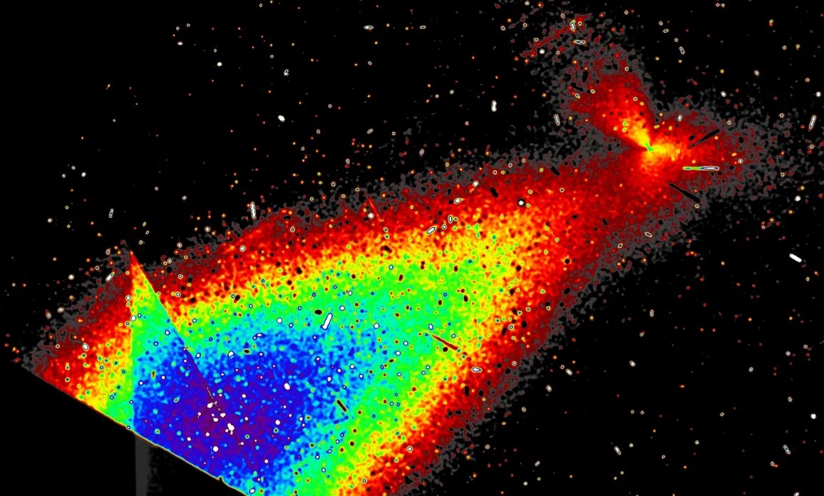 Изображение 3I/ATLAS, полученное 7 января 2026 года космическим телескопом «Хаббл» (верхняя панель) и обработанное с помощью фильтра вращательного градиента Ларсона-Секанины (нижняя панель). На нижней панели видна тройная структура джетов с заметным антихвостом в направлении Солнца, в левом нижнем углу изображения. Антихвост простирается примерно на расстояние между Землёй и Луной. (Изображение предоставлено Тони Скармато на основе данных, опубликованных NASA/ESA/STScI здесь)