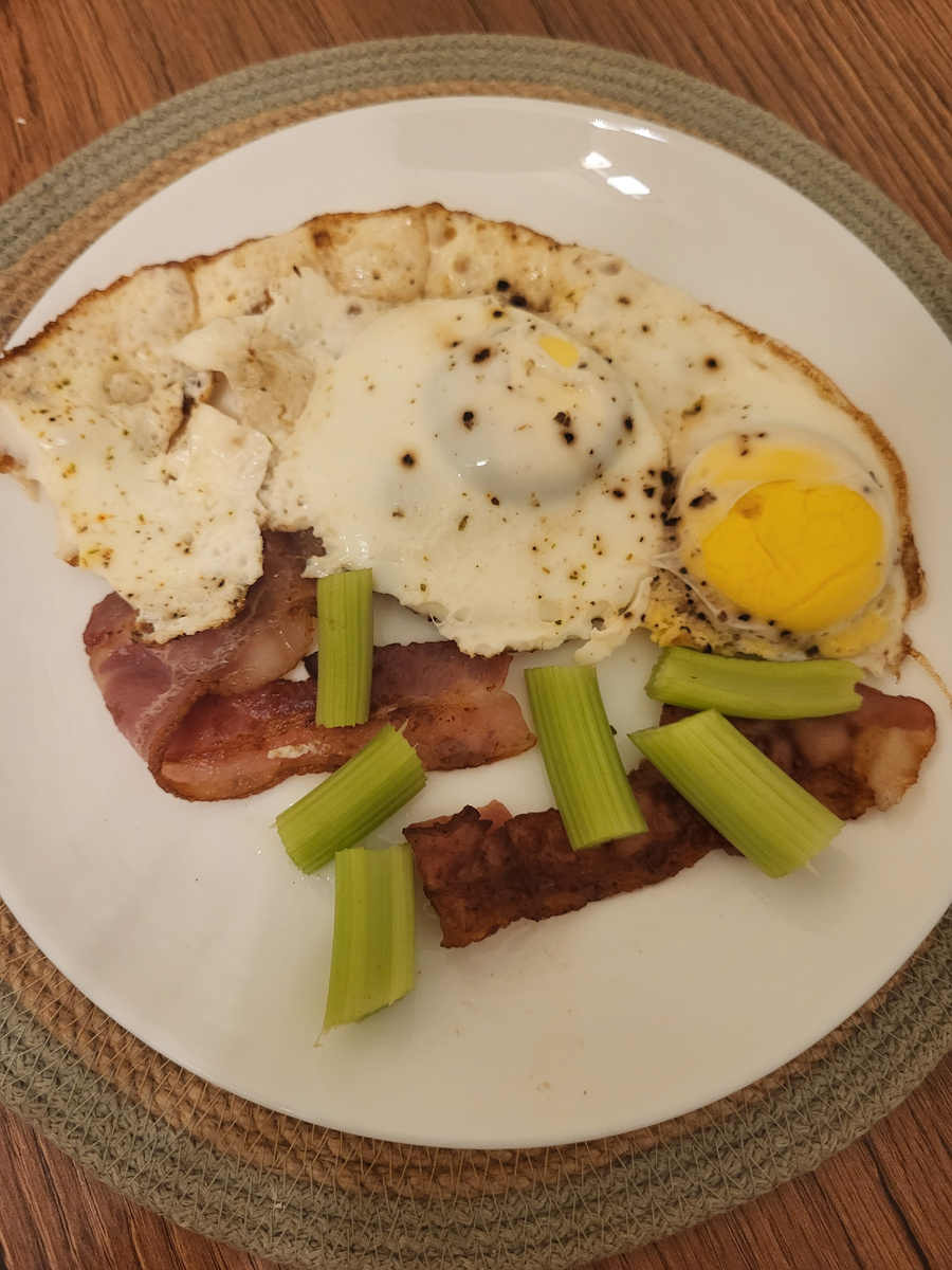 На завтрак бекон, два яйца и сельдерей