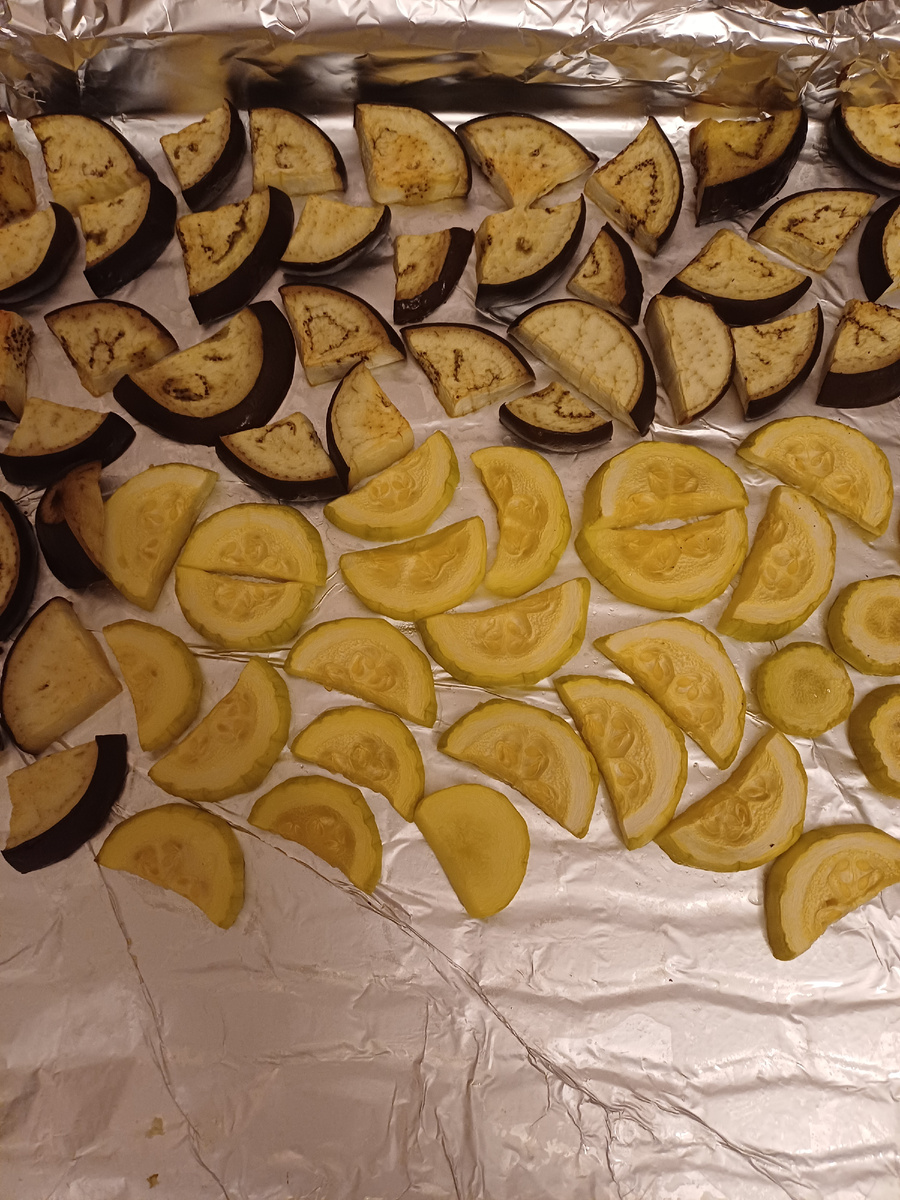 Уже запечённые готовые овощи. 