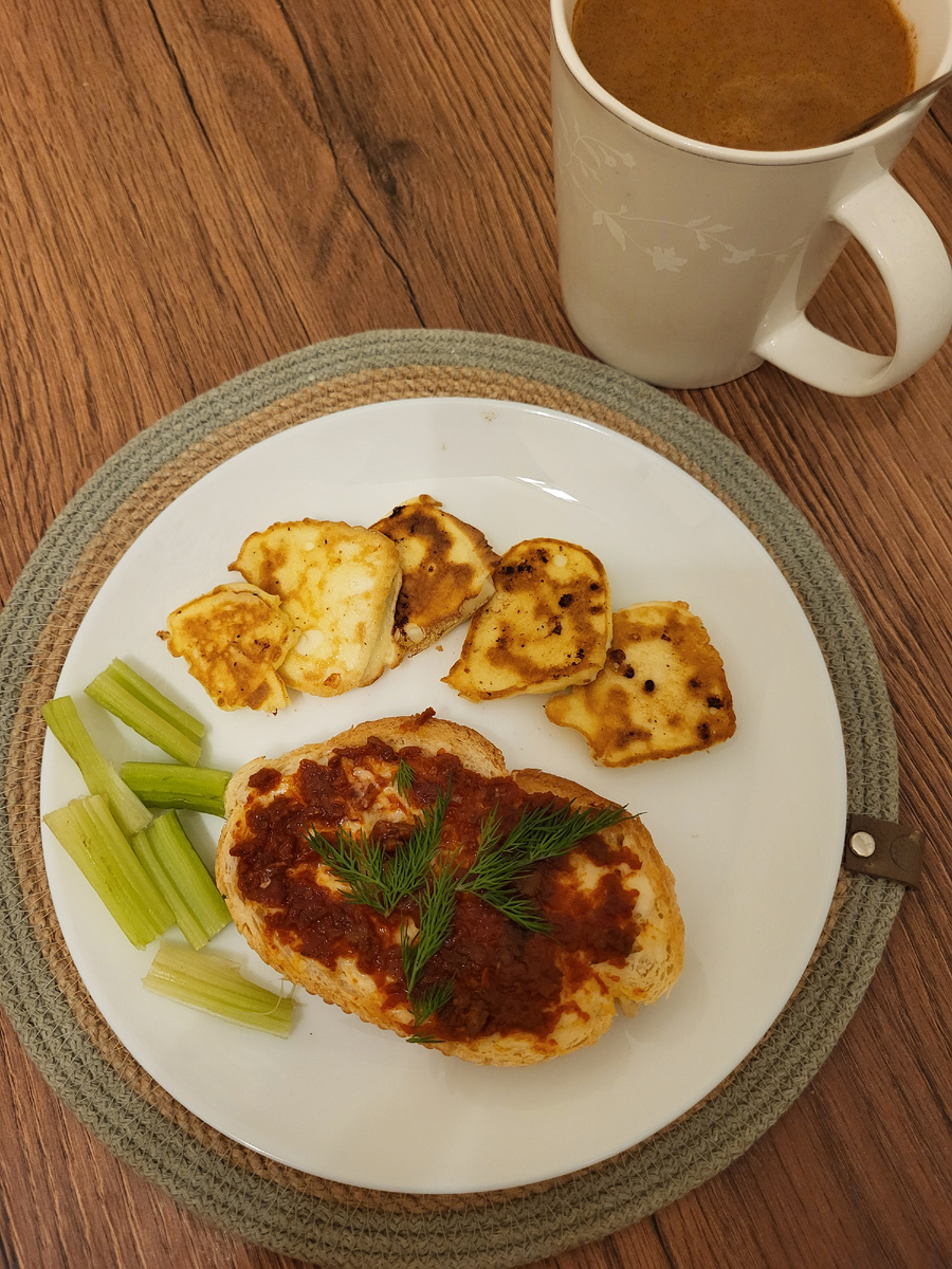 У меня сегодня сельдерей, адыгейский сыр в кляре и брускета с вялеными томатами