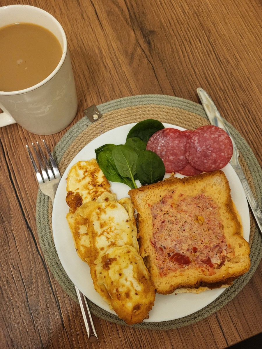 Сегодня у меня омлет , взбитый с помидором и запечённый в хлебе, адыгейский сыр в кляре и шпинат