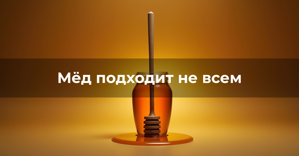 Банка натурального мёда с деревянной ложкой на столе при мягком дневном освещении