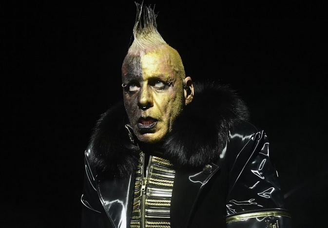 смотрит на горький катта клизм