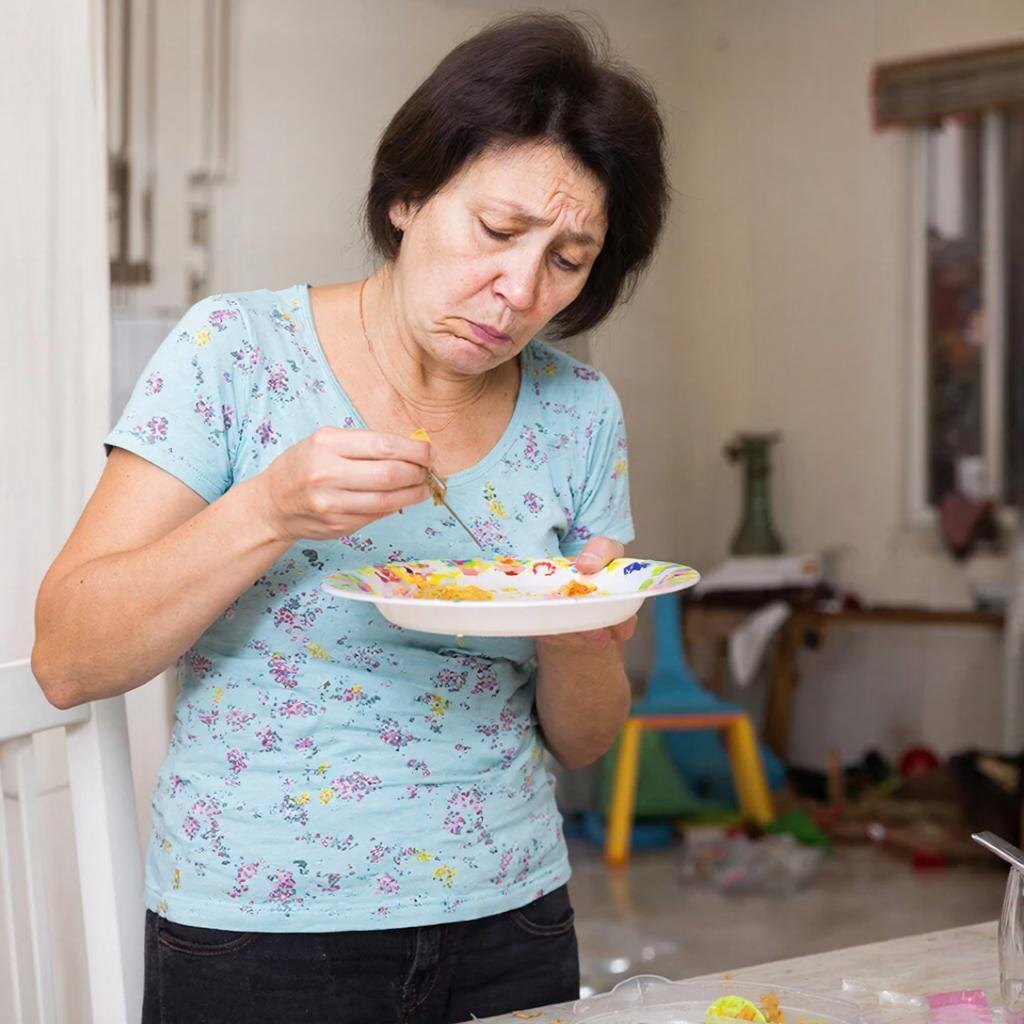  «Не выбрасывать же!» — думаете вы, доедая за малышом. И забираете у него самое ценное.
