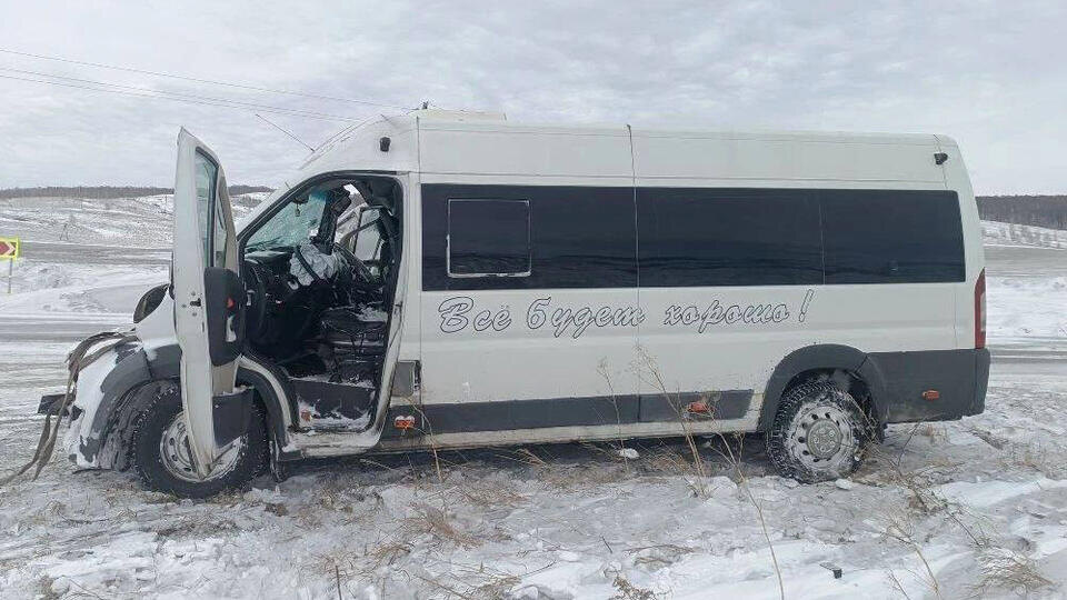     11 человек пострадали в ДТП с микроавтобусом и грузовиком под Красноярском t.me/МВД 24