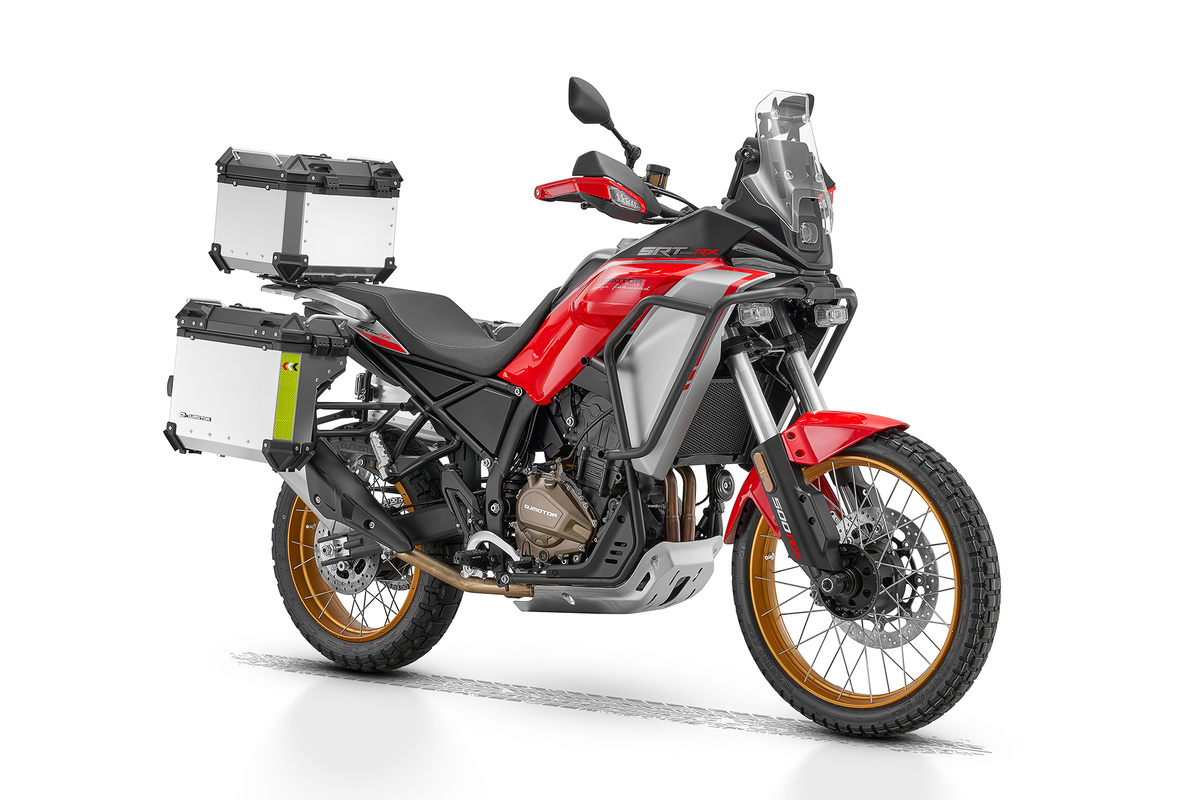 Новый QJMOTOR SRT 450 RX нацелен на самую широкую аудиторию. Этот мотоцикл создан для тех, кто ценит максимальную манёвренность, универсальность, чистое удовольствие от езды и самые современные технологии — независимо от того, используется ли он для больших путешествий или просто как лёгкий, динамичный и неприхотливый байк на каждый день. «Эр-икс» предлагает выверенное сочетание азартной управляемости, уверенной динамики и богатого оснащения — без компромиссов по качеству и техническому уровню.