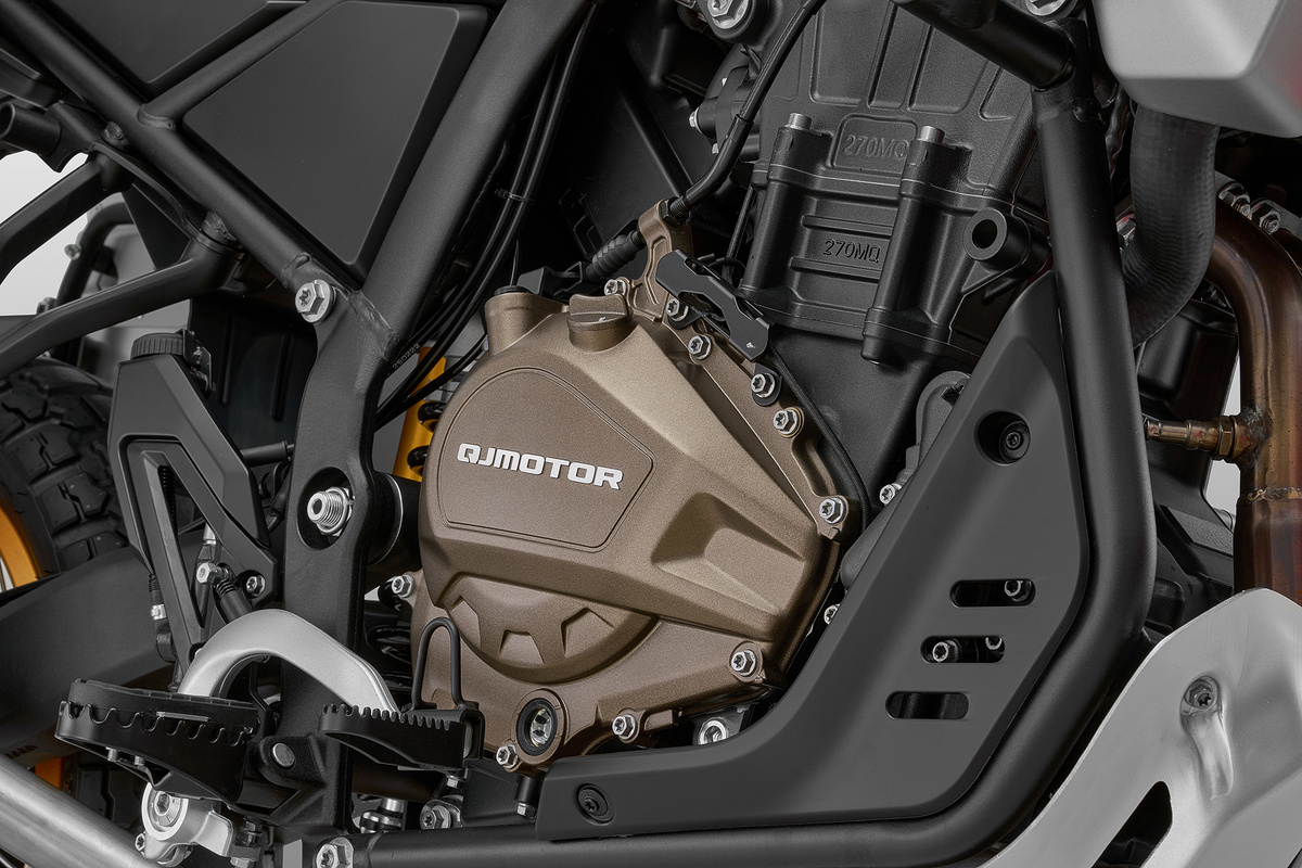 Туристический SRT 450 RX приводится в движение компактной и тяговитой рядной «двойкой» объёмом 449,5 см³, развивающей 47,6 л.с. при 9500 об/мин и 41 Н·м при 8000 об/мин. Двигатель отличается образцовой сбалансированностью и широким рабочим диапазоном. В сочетании с невысокой снаряжённой массой — всего 184 кг — SRT 450 RX дарит ощущение лёгкости, драйва и отзывчивой манёвренности как на асфальте, так и за его пределами.