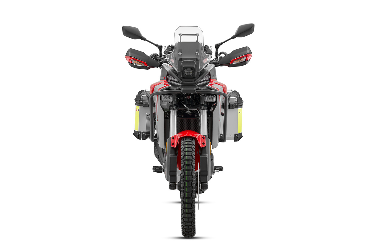 Новый QJMOTOR SRT 450 RX нацелен на самую широкую аудиторию. Этот мотоцикл создан для тех, кто ценит максимальную манёвренность, универсальность, чистое удовольствие от езды и самые современные технологии — независимо от того, используется ли он для больших путешествий или просто как лёгкий, динамичный и неприхотливый байк на каждый день. «Эр-икс» предлагает выверенное сочетание азартной управляемости, уверенной динамики и богатого оснащения — без компромиссов по качеству и техническому уровню.