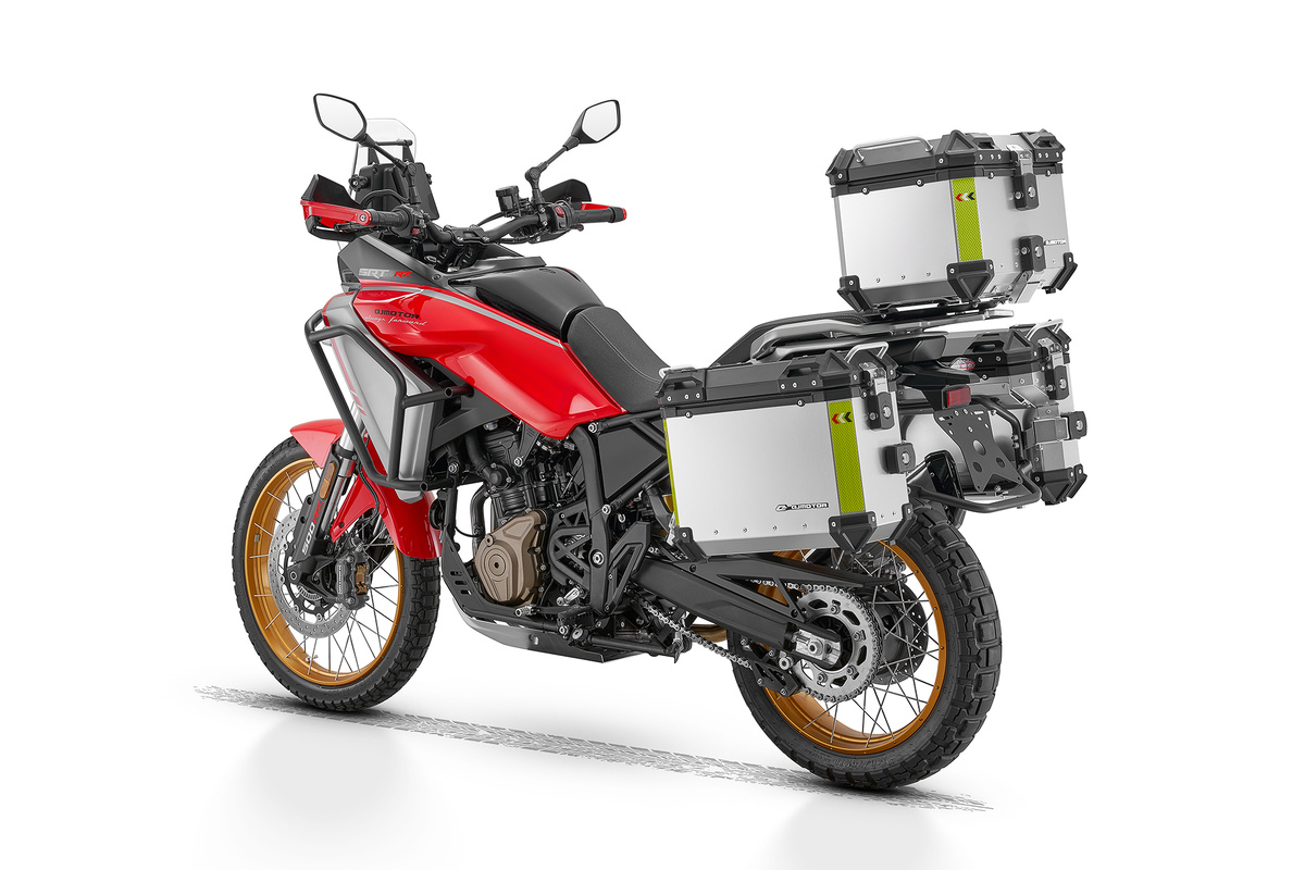 Новый QJMOTOR SRT 450 RX нацелен на самую широкую аудиторию. Этот мотоцикл создан для тех, кто ценит максимальную манёвренность, универсальность, чистое удовольствие от езды и самые современные технологии — независимо от того, используется ли он для больших путешествий или просто как лёгкий, динамичный и неприхотливый байк на каждый день. «Эр-икс» предлагает выверенное сочетание азартной управляемости, уверенной динамики и богатого оснащения — без компромиссов по качеству и техническому уровню.