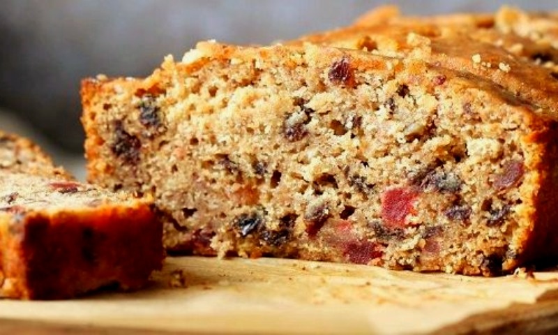 Ароматная коврижка с орехами и изюмом