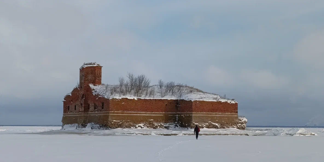 Поход по льду к заброшенной тюрьме для морских чинов (60 фотографий)