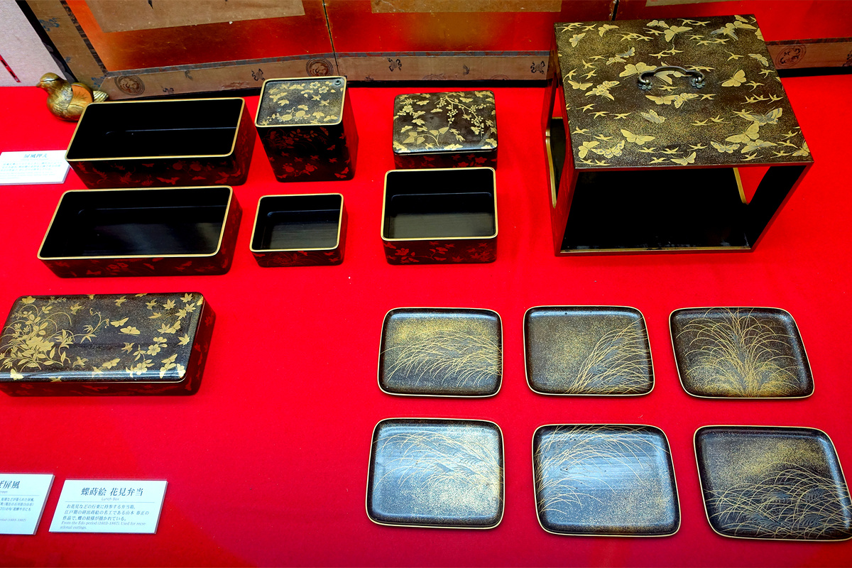 Лакированная коробка для бенто периода Эдо (1603–1868). Экспонат музея Shinise Kinenkan, Нагамачи, Канадзава, Япония. Такие многоярусные шкатулки использовались самураями и богатыми купцами для пикников и церемоний. Фото: Daderot, 2018/Wikimedia Commons (CC0)