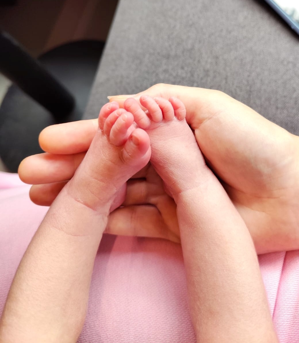 Катюше три дня. Такие смешные худенькие ножки, не то что сейчас – пухлые, сильные)))