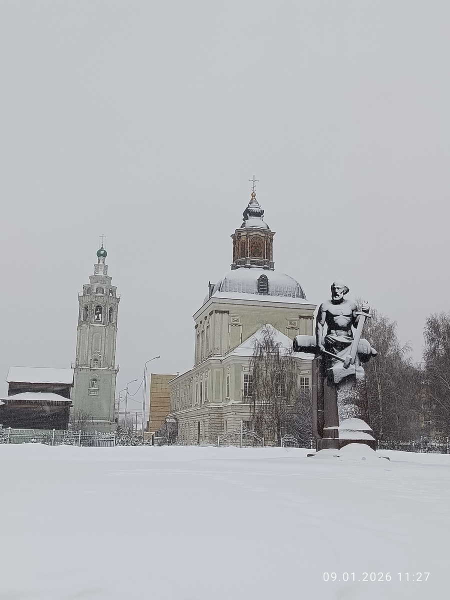 Памятник Никите Демидову и Николо-Зарецкая церковь