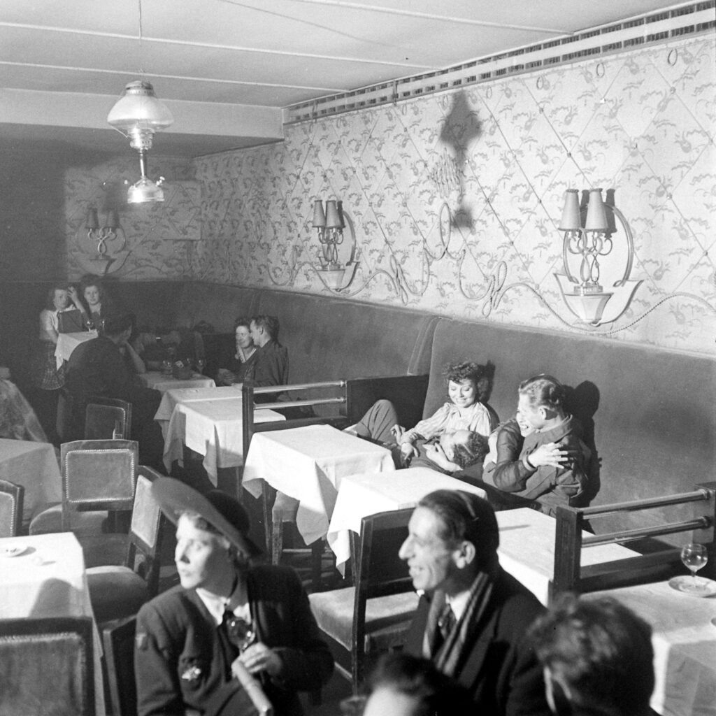 Посетители ночного клуба La Parisiana в Брюсселе, 1945 год.

Джордж Силк/Life Picture Collection/Shutterstock