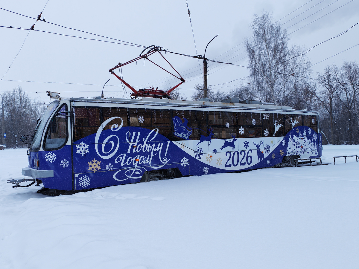 Вот такой трамвай встретили по пути к остановке 