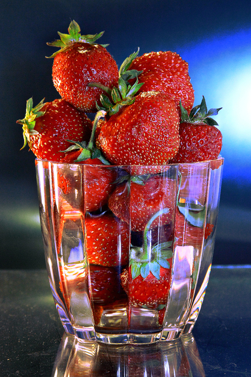 Фото автора. Не ИИ, живое фото, настоящая клубника, которая вкусная и пахнет.