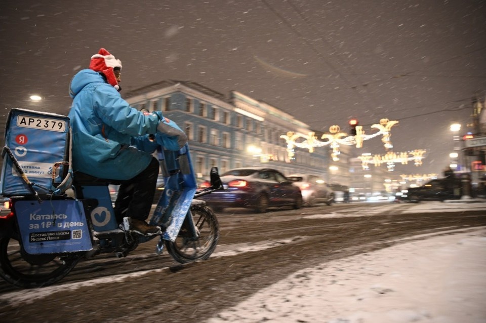    По прогнозу Колесова, снег продолжит идти днем, но интенсивность осадков будет разной. Алексей БУЛАТОВ