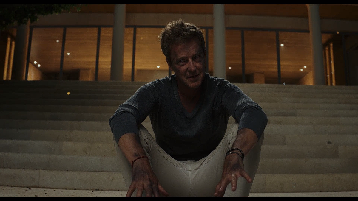 Кадр из фильма Достать ножи: Стеклянная луковица (2022)