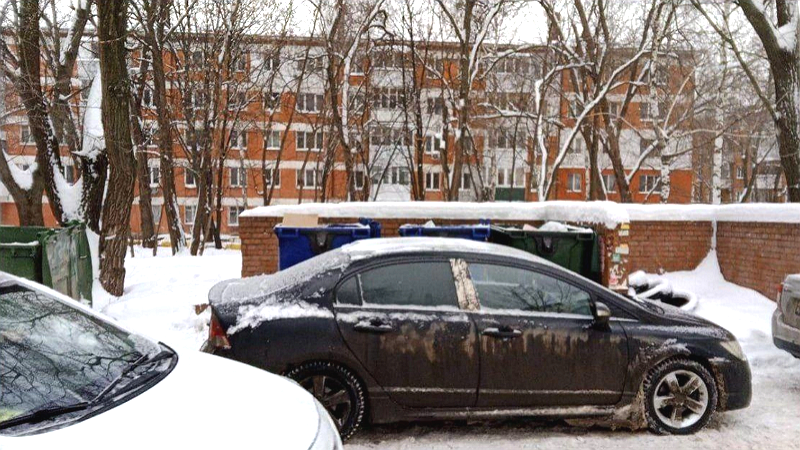 Выросли штрафы за парковку авто возле мусорных контейнеров