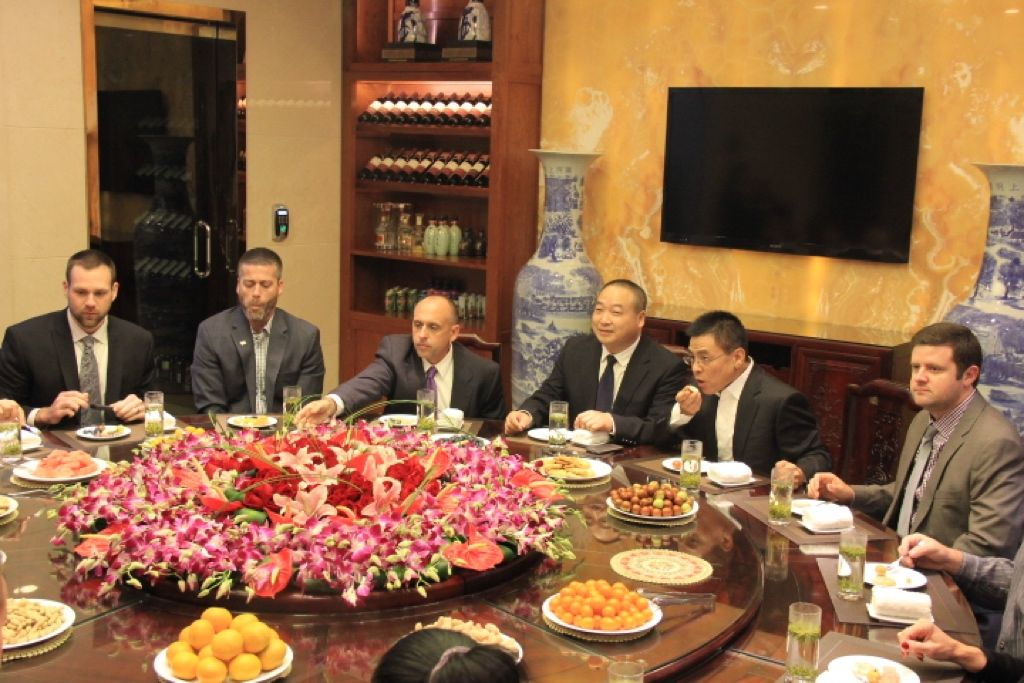 Китайская деловая этика на первое место ставит не сделку, а отношения — «гуаньси». Без доверия и личной связи договоренности воспринимаются как шаткие и временные.