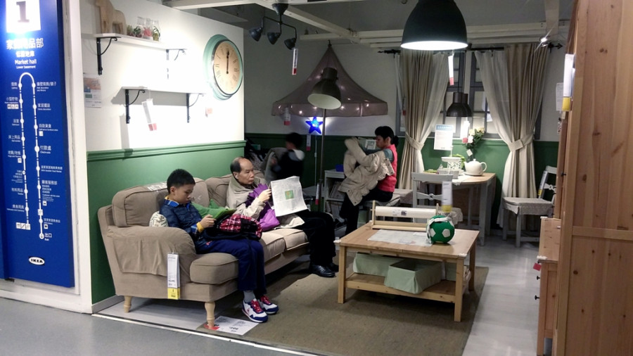 IKEA в Китае: адаптация через «семейный» ужин. Совсем иной путь выбрала шведская IKEA. Покупая мебель в Китае, люди приходят не просто в магазин, а на семейный досуг. 